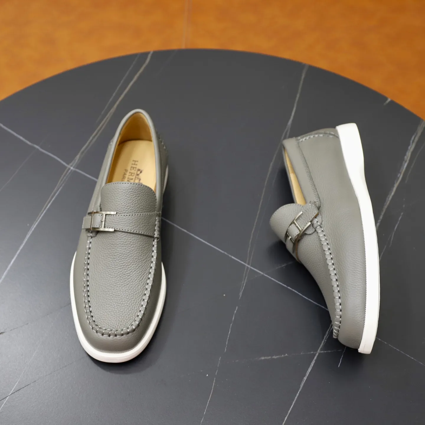 Ex-factory price: 560💰Hermès/Hermès slip-on men's shoes. This shoe is made of imported pebbled cowhide. It has simple and smooth lines and is combined with aerodynamically designed 3CM rubber foam ultra-light soles! Youthful and fashionable, classic H-shaped hardware buckle decoration, calf lining gently wraps the feet, with logo cowhide feet, casual and urban style, highlighting youthful vitality, sports and leisure version, super versatile, code number: 38-39-40-41-42-43-44 standard leather shoe size (45 can be customized but does not support returns)